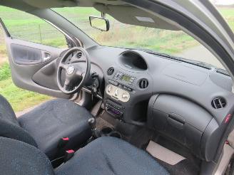 Toyota Yaris 1.3 VVT-1 LUNA 2003  NIEUWE APK!!! picture 6