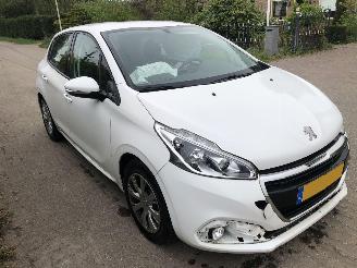 krockskadad bil auto Peugeot 208 208 1.5 BlueHDi Blue Lease Active 2019/6
