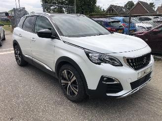 damaged passenger cars Peugeot 3008 3008 1.2 2019/1