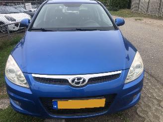 Vaurioauto  passenger cars Hyundai I-30 i30 2.0i i-Catcher 2007/6