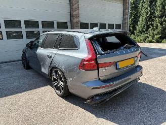 Auto incidentate Volvo V-60 2.0 B4 R-Design Automaat 2021/2