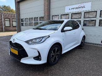 damaged passenger cars Toyota Yaris 1.5 Hybrid 115 Dynamic Automaat Navi Clima 4882 Km NAP ! 2025/11