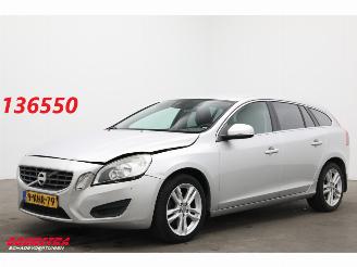 uszkodzony samochody osobowe Volvo V-60 1.6 T3 Aut. Momentum Navi Clima Cruise PDC 141.308 km! 2013/5