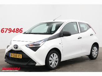 krockskadad bil auto Toyota Aygo 1.0 VVT-i x-fun Bluetooth Airco Cruise 49.610 km! 2022/1