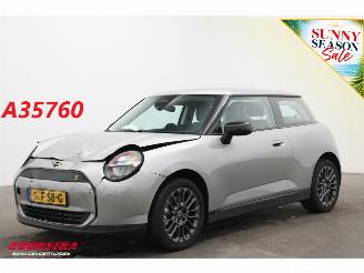 krockskadad bil auto Mini Cooper SE Electric 54.2 kWh 218 PK LED Navi Cruise Camera 2024/8