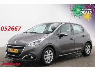 Vaurioauto  passenger cars Peugeot 208 1.2 PureT. Signature Navi Camera Carplay Airco Cruise 2019/7