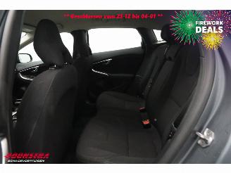 Volvo V-40 Cross Country 2.0 D2 Aut. Kinetic Navi Airco Cruise picture 9