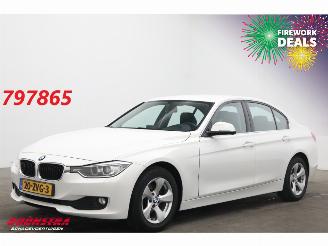 skadebil auto BMW 3-serie 320i EDE Leder Xenon Navi Clima Cruise PDC 2013/2