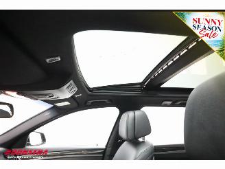 BMW 5-serie Touring 520i Aut. M-Sport Pano Leder Memory SHZ Orig. NL 151.381 km! picture 17
