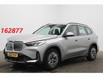 krockskadad bil auto BMW iX1 xDrive30 67 kWh LED ACC Apple/Android Camera SHZ 2025/1