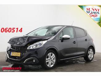 krockskadad bil auto Peugeot 208 1.2 PT Signature Navi Airco Cruise PDC 134.559 km! 2019/7