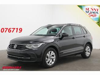 Vaurioauto  passenger cars Volkswagen Tiguan 2.0 TSI DSG 4Motion Pano Schuif/kantel ACC Clima Navi SHZ Apple/Android Camera PDC 2023/7