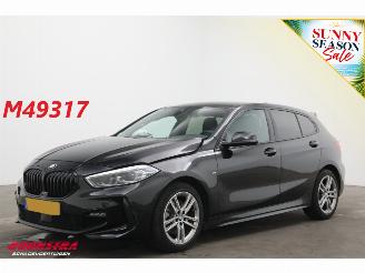 Coche accidentado BMW 1-serie 118i Aut. M-Sport LED Apple/Android LivePro Cruise 65.193 km! 2023/4