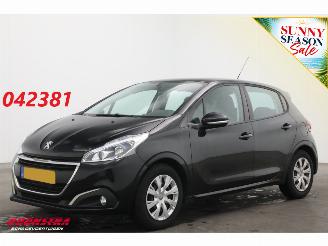 skadebil auto Peugeot 208 1.2 PureTech Blue Lease Cruise Airco Apple/Android PDC 2018/7