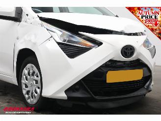 Toyota Aygo 1.0 VVT-i x-play Cruise Navi Apple/Android Camera Airco picture 6