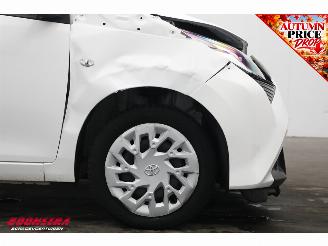 Toyota Aygo 1.0 VVT-i x-play Cruise Navi Apple/Android Camera Airco picture 5