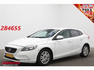 Schadeauto Volvo V-40 2.0 D2 Kinetic Cruise AHK SHZ Bluetooth 2015/6