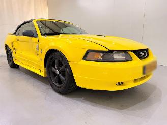 Damaged car Ford USA Mustang Convertible 3.8 V6 Automaat 2001/2