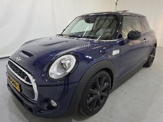 damaged passenger cars Mini Cooper S 2.0 Chill Serious Business PANO  LEDER 141Kw Bjr.2016 2016/1
