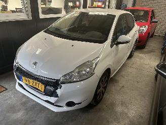 damaged passenger cars Peugeot 208 1.2 VTI  Active 2013/4