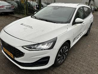 krockskadad bil auto Ford Focus 1.0 EcoBoost Hybrid Titanium  Stationcar 2023/2