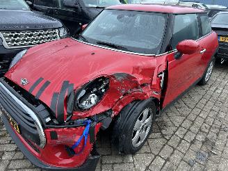 krockskadad bil auto Mini One 1.5 2021/3