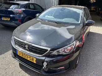 Damaged car Peugeot 308 SW  1.2 PureTech  Bluelease Active 2020/10