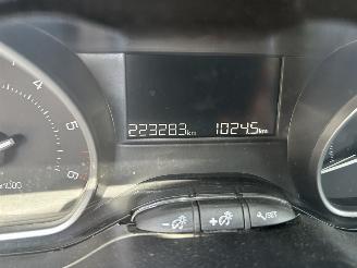 Peugeot 208 1.6 Blue HDI picture 11