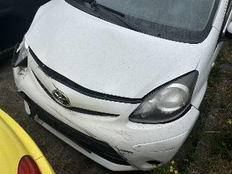 krockskadad bil auto Toyota Aygo 1.0 2013/8