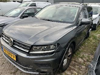 krockskadad bil auto Volkswagen Tiguan 1.4 TSI  Automaat Highline  ( Leer-Panoramadak ) 2017/10