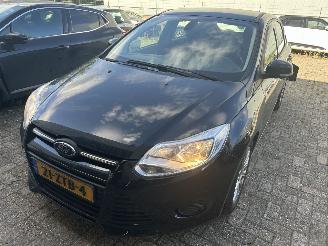 damaged passenger cars Ford Focus 1.6 TDCI   5 Drs 2013/2