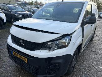 krockskadad bil bedrijf Peugeot Partner 1.5 Blue HDI Premium 2021/1