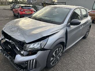 Vaurioauto  passenger cars Peugeot 208 1.2 Hybrid  Automaat Style  met 2836 Km  ( nieuwprijs 30500,00 ) 2025/8