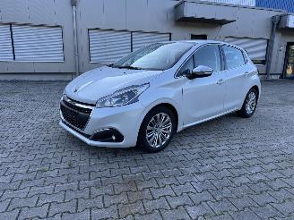 Coche accidentado Peugeot 208 1.6 DIESEL ALURE NAVI KLIMA 5 TURIG 2017/11