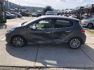 skadebil auto Peugeot 208 12i 60kW Allure NAVI 2016/6