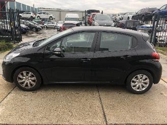 Vaurioauto  passenger cars Peugeot 208 1.2i 60kW E6 Airco, Navi 2016/6