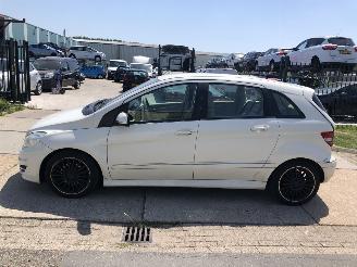 uszkodzony samochody osobowe Mercedes B-klasse 200 Turbo 142kW Automaat 2010/2