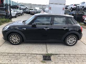 Damaged car Mini Cooper 1.5i 100kW E6 5 drs Chili 2015/2