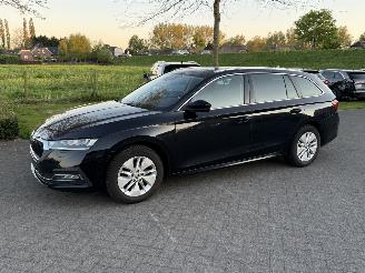 krockskadad bil auto Skoda Octavia 2.0 TDI / Automaat 2023/2