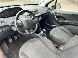 Peugeot 208  picture 8