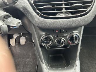 Peugeot 208  picture 10