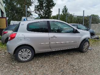 uszkodzony samochody osobowe Renault Clio Clio 1.2 Collection 2010/1