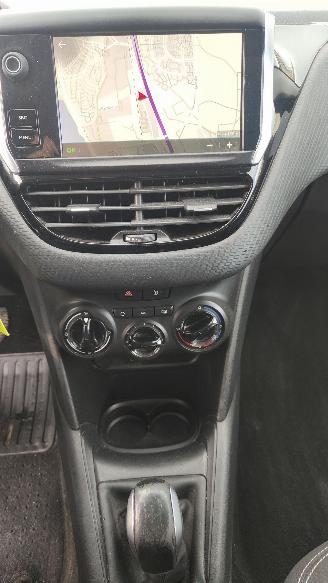 Peugeot 208 Peugeot 208 BlueHDi 100 Style picture 10