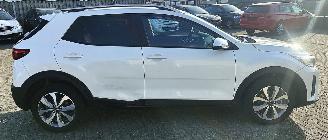 Kia Stonic Kia Stonic Edition 7  lichte rijdende schade ! picture 5