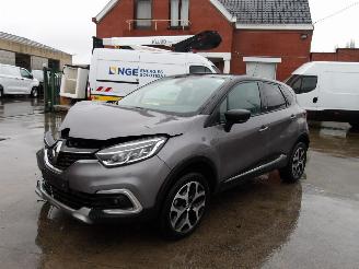 Damaged car Renault Captur  2017/5