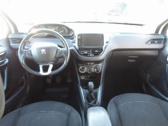 Peugeot 208  picture 2