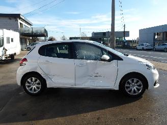 Peugeot 208  picture 5