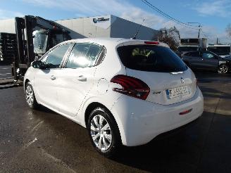 Peugeot 208  picture 8