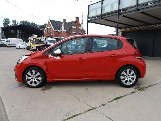 Peugeot 208  picture 8
