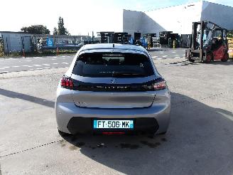 Peugeot 208  picture 6